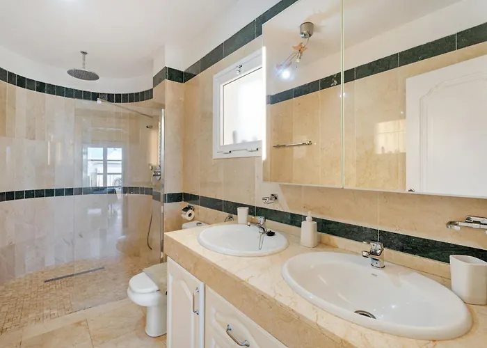 Benimar 28 Адехе